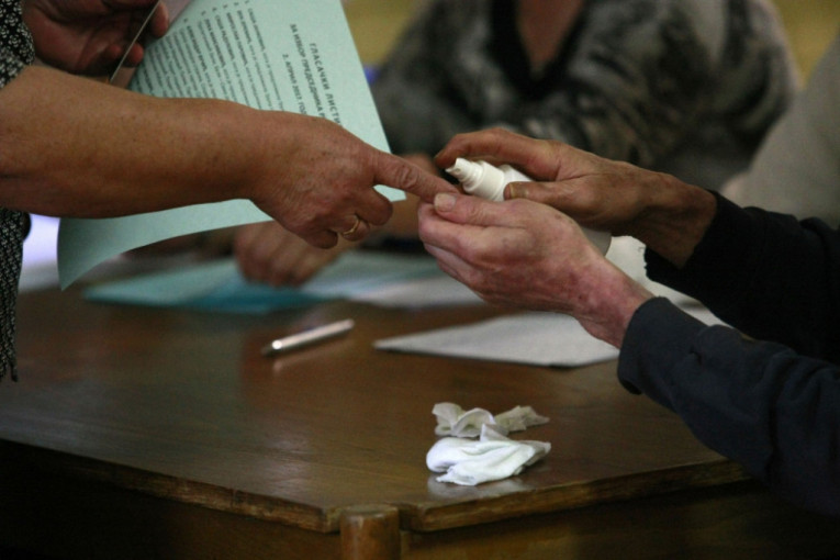 Otvorena biračka mesta na izborima u Beranama i Ulcinju