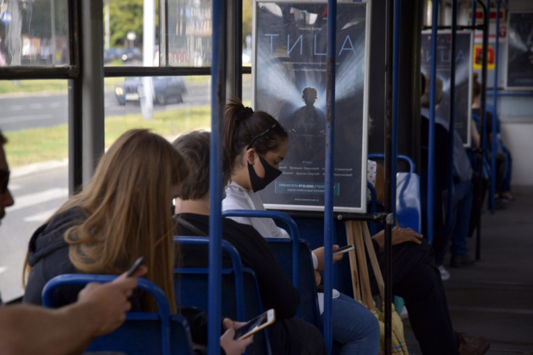 Gradski autobus kao pokretna galerija: Vozač zalepio dečje crteže na staklo (FOTO)