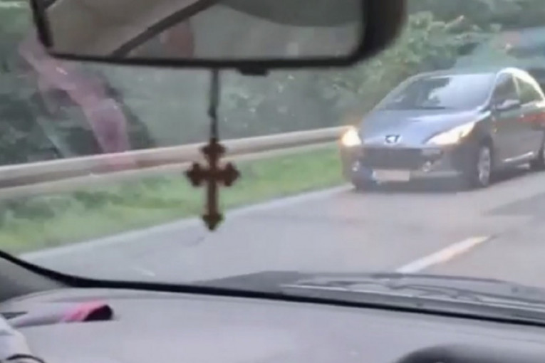 Bahaćenje na Iriškom putu: Vozio u suprotnom smeru, ostali vozači se sklanjali (VIDEO)