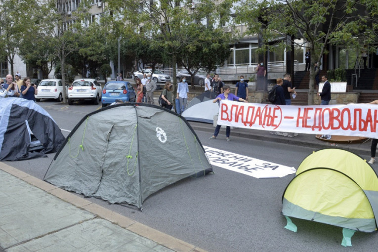 Studenti razapeli šatore u centru Beograda: Protestuju zbog školarina (FOTO)