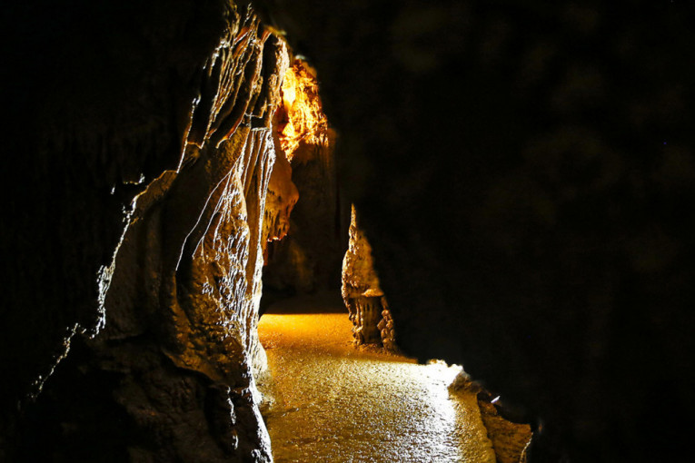 Misterija grčke pećine: U njoj se telefoni gase, a voda kaplje naopako! Sumnja se na vojni eksperiment
