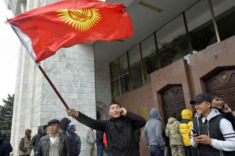 Predsednik Kirgistana razmišlja o ostavci