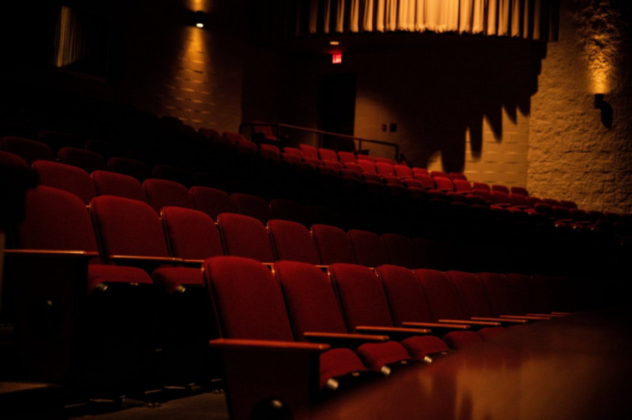 Da li znate zbog čega su sedišta u bioskopima crvene boje? Misterija je rešena!