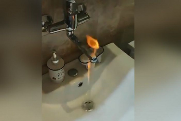 Šta se to dešava u Zrenjaninu? Zapalio vodu nad lavaboom i mlaz gori (FOTO+VIDEO)