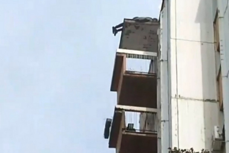 Muškarac pao sa 12. sprata zgrade u centru Beograda, očevici tvrde da je spavao