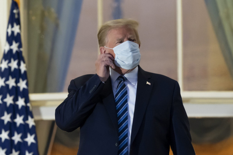Tramp demonstrativno skinuo masku kada se vratio u Belu kuću (VIDEO)