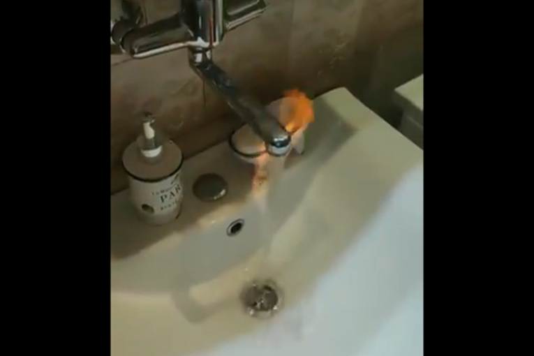 Problem i dalje postoji: Zrenjaninac zapalio vodu nad lavaboom (VIDEO)