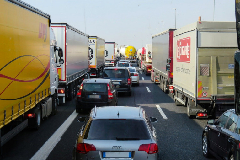 Zbog udesa usporen saobraćaj na auto-putu ispred mosta kod Ćuprije