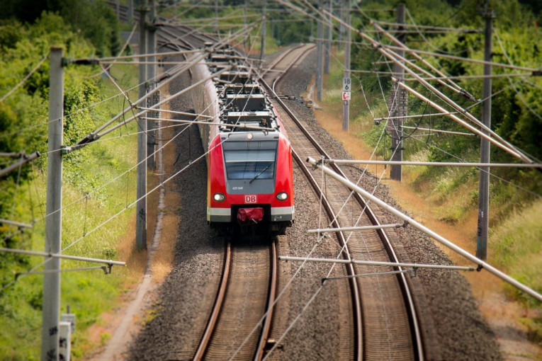 U prekidu železnički saobraćaj između Smedereva i Radinca: Radnici probijaju put da oslobode prugu