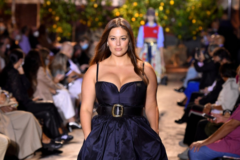 Ešli Grejem se vratila: Plus sajz manekenka blistala na Milanskoj nedelji mode