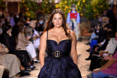Ešli Grejem se vratila: Plus sajz manekenka blistala na Milanskoj nedelji mode