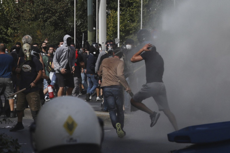 Atina na nogama: Dimnim bombama na policiju, oni odgovorili suzavcem i vodenim topovima (VIDEO, FOTO)