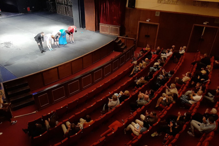 Predstava „Šesti oktobar - priča o jednom letovanju“ nagrađena ovacijama u Nišu