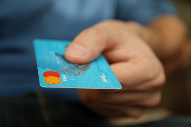 Nastupili novi trendovi: Milenijalci u SAD izbegavaju tradicionalne kreditne kartice!