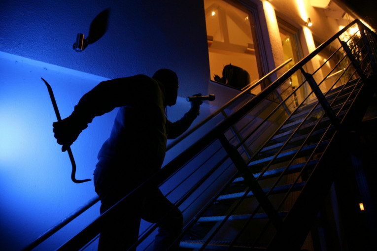 Dečak (15) učestvovao u pljački na Dedinju: Obili vilu, pa ukrali sef, novac, telefone…