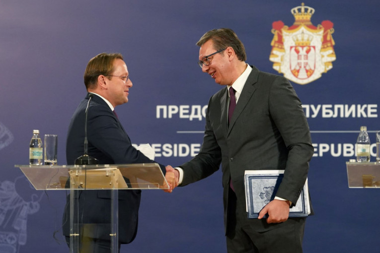 Vučić i Varhelji: Za Srbiju i region 28 milijardi evra od EU, gradiće se putevi i pruge, a korist i za seoske škole