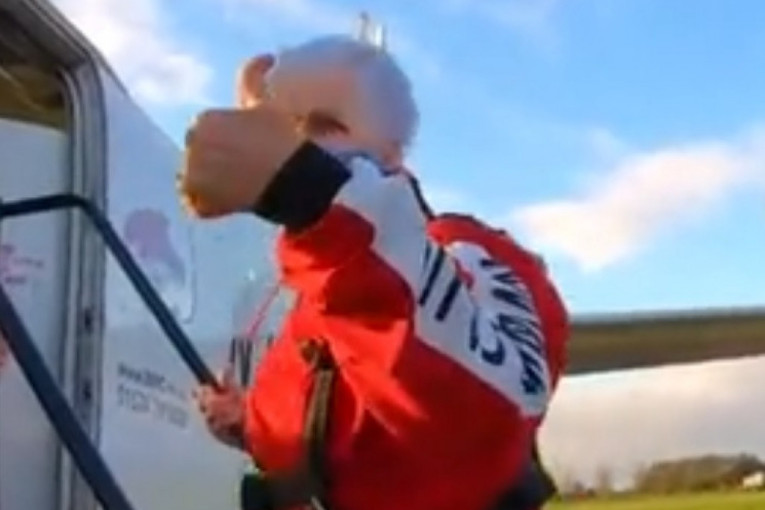 Superbaka: 90. rođendan proslavila skokom padobranom