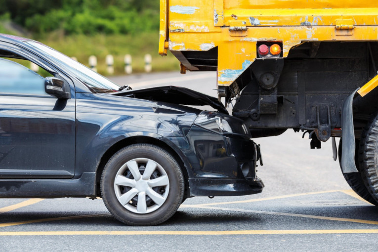 Saobraćajna nesreća na Ibarskoj magistrali: Vozač stradao u sudaru automobila i kamiona