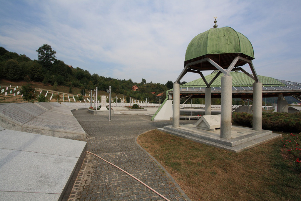 Opasna ideja: Za ulazak u Memorijalni centar u Srebrenici svi punoletni moraće da potpišu da se dogodio genocid?!