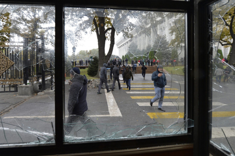 Sukobi u glavnom gradu Kirgistana: Pucano na automobil bivšeg predsednika (VIDEO)