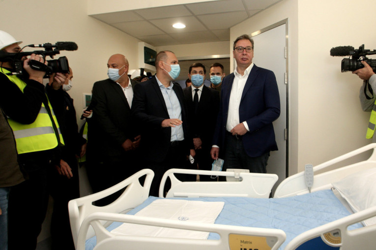 Predsednik Vučić obišao radove na Kliničkom centru Srbije: Ako budemo morali, primenićemo teže mere (FOTO+VIDEO)