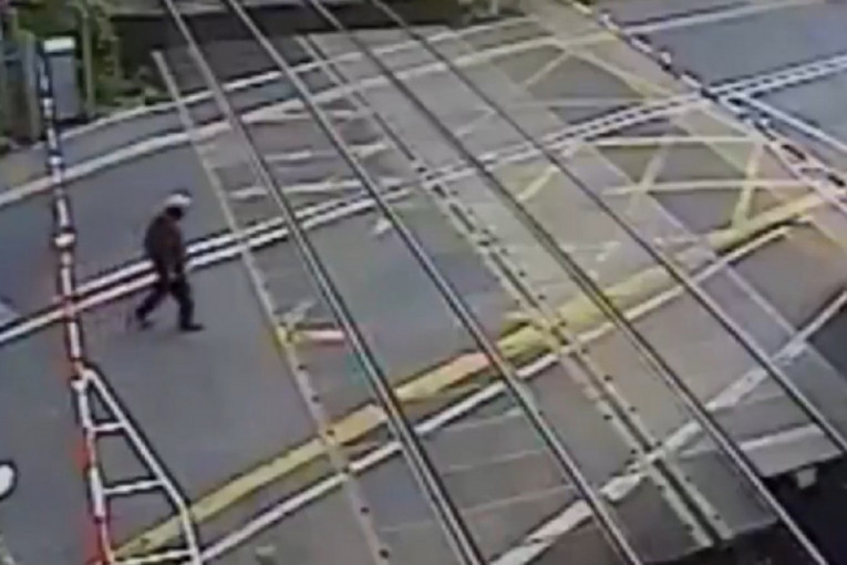 Ovo nikako ne pokušavajte: Provukao se ispod rampe, voz ga umalo"odneo" (VIDEO)