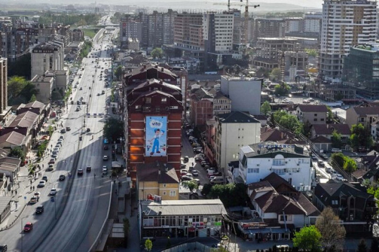 Bez dozvole: U Prištini postavljen pozlaćen kip Ibrahima Rugove(FOTO)