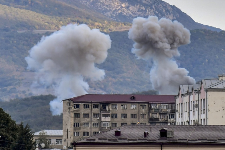 Na jugu Nagorno-Karabaha vode se teške borbe: Oglasile se sirene u Stepanakertu, odjekuju eksplozije (VIDEO)