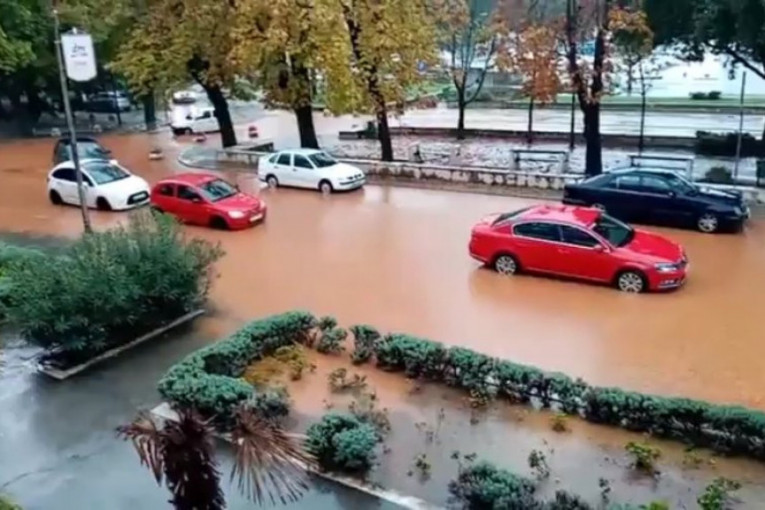 Nevreme u komšiluku, gradovi pod vodom, reke teku ulicama, pao i sneg; Čeka li Srbiju isti scenario? (VIDEO)