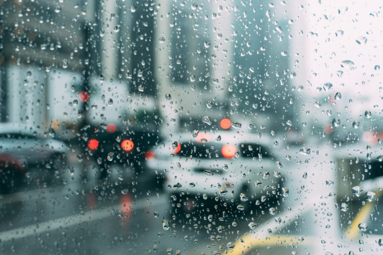 Oprezno vozite: Kiša pljušti u većem delu Srbije