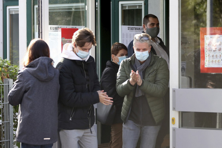 Rumunija uvodi nove mere: Obavezno nošenje maski na otvorenom prostoru