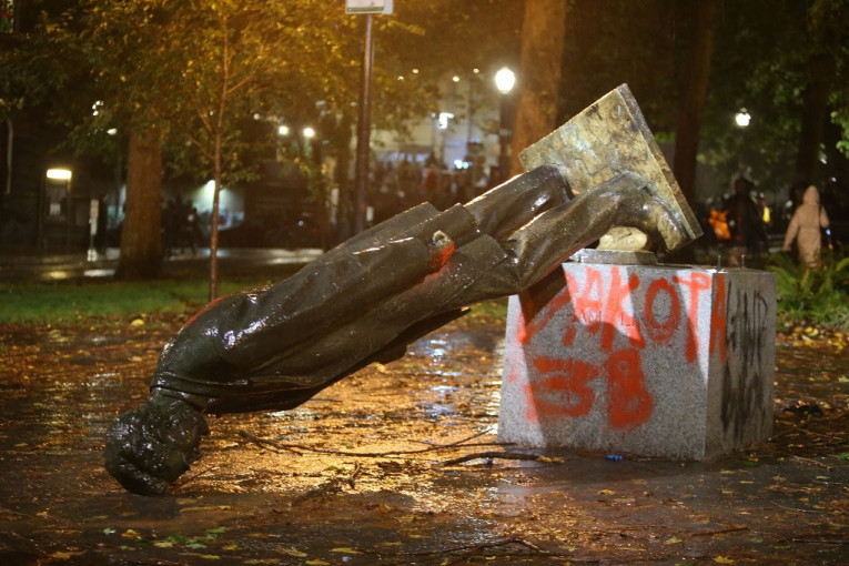 Nasilni protesti u SAD: Antifa ruši statue, Tramp ih nazvao "Bajdenovim budalama"