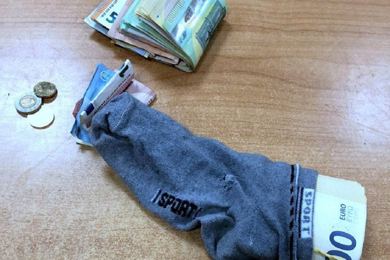 Zaplene na carinama: Srbin krio evre u torbi, Turčin u čarapi