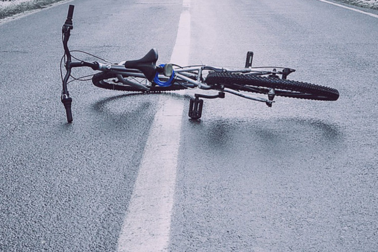 Biciklista poginuo u Starčevu: Pokosio ga automobil i na mestu ostao mrtav