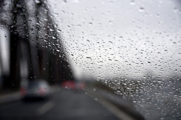 Kišica i magla ometaće vozače! Budite oprezni
