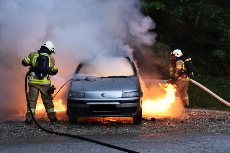 Goreo još jedan automobil: "Mercedes" se zapalio u toku vožnje