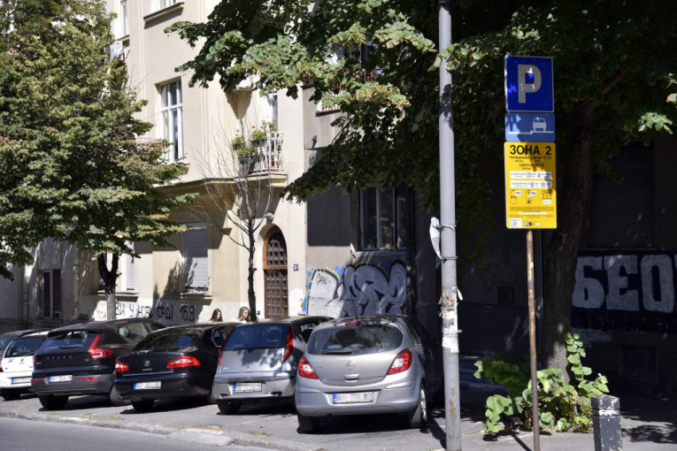 Vozači oprez: Nepropisno parkiranje može da vas košta od 5.000 do 25.000 dinara