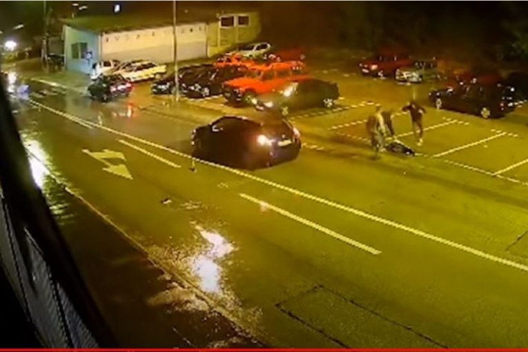Uznemirujući snimak: Automobil pokosio ženu na pešačkom prelazu