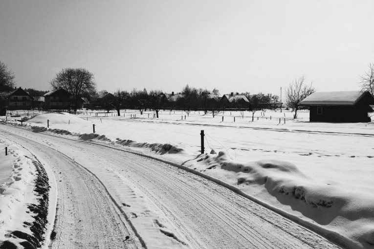 Sneg zatrpao sever Slovenije: Zatvoreni putevi, nevreme kida drveće, kuće u opasnosti