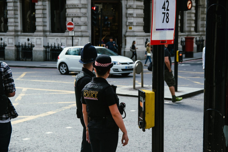 Horor u Londonu: Izbodena dvojica dečaka u parku!