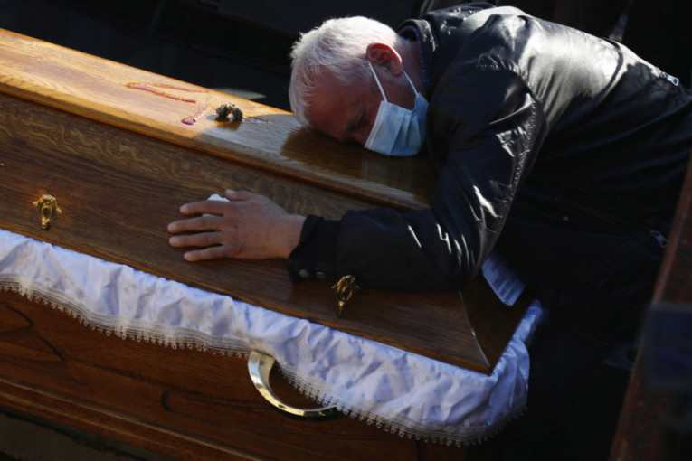 Tuga na sahrani Bore Drljače, sinovi skrhani bolom: Neka počiva u miru pored naše majke