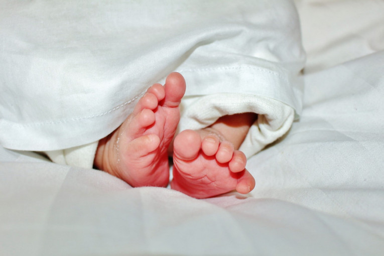 Tek rođena beba u Kragujevcu priključena na respirator nakon što je obolela od korone