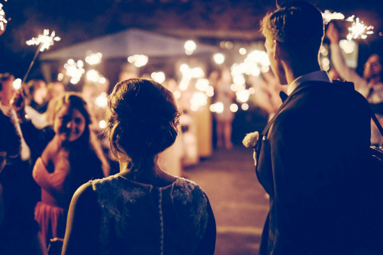 Rekorderi u kršenju mera: Na tajnom venčanju 7.000 ljudi bez maski (VIDEO)
