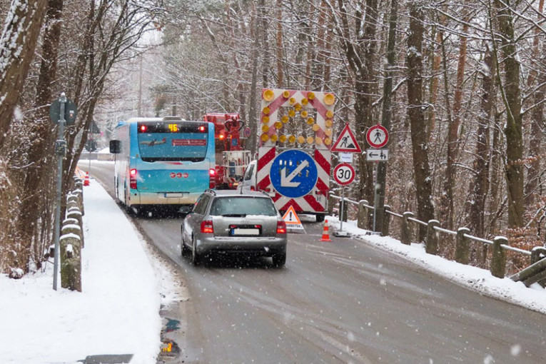 Vozači, oprez: Pažnja zbog vetra i snega, bez čekanja na prelazima