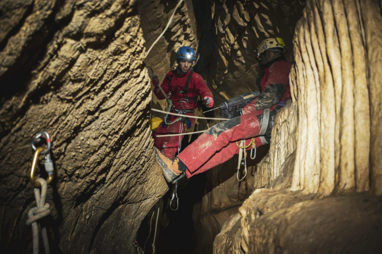 Ovako izgleda kada 25 spasilaca izvlači povređenu osobu iz jame duboke 75 metara