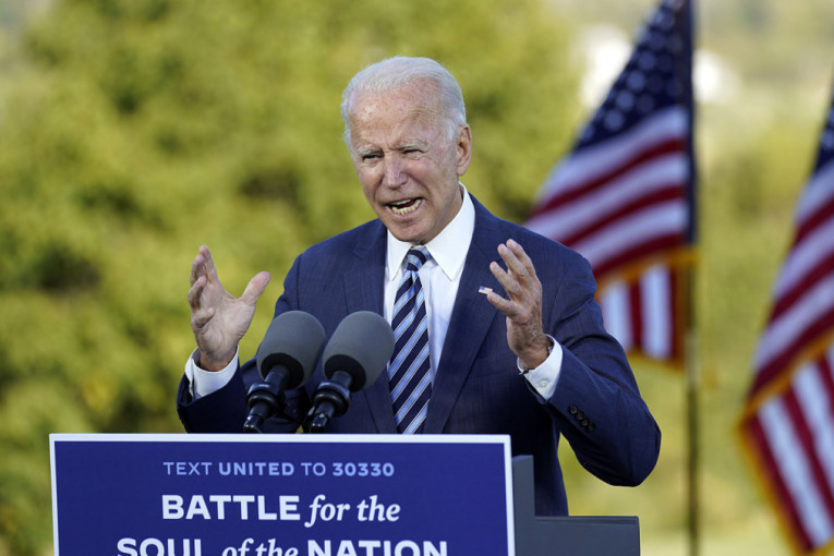 Bajden bio u avionu sa zaraženim, nema razloga za karantin