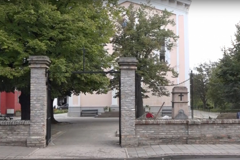 Svaka cigla će biti vraćena na svoje mesto: Obrenovačka crkvena ograda stara 100 godina u novom sjaju