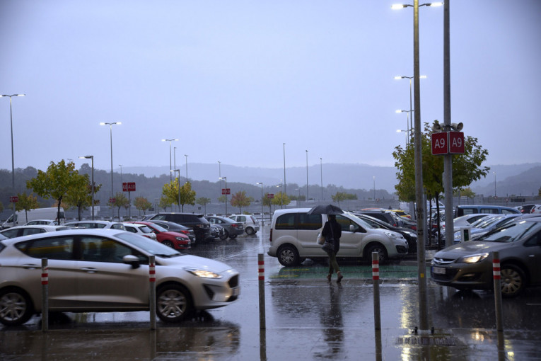 Vozači, budite oprezni: Pada kiša, a moguća je i poledica u pojedinim delovima zemlje