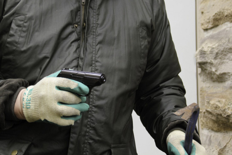 Pucnjava na Novom Beogradu: Hteli da iznude novac, pa ispalili hitac!