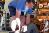 Arnold Švarceneger u 73. godini radi omiljenu vežbu za leđa kao dečko